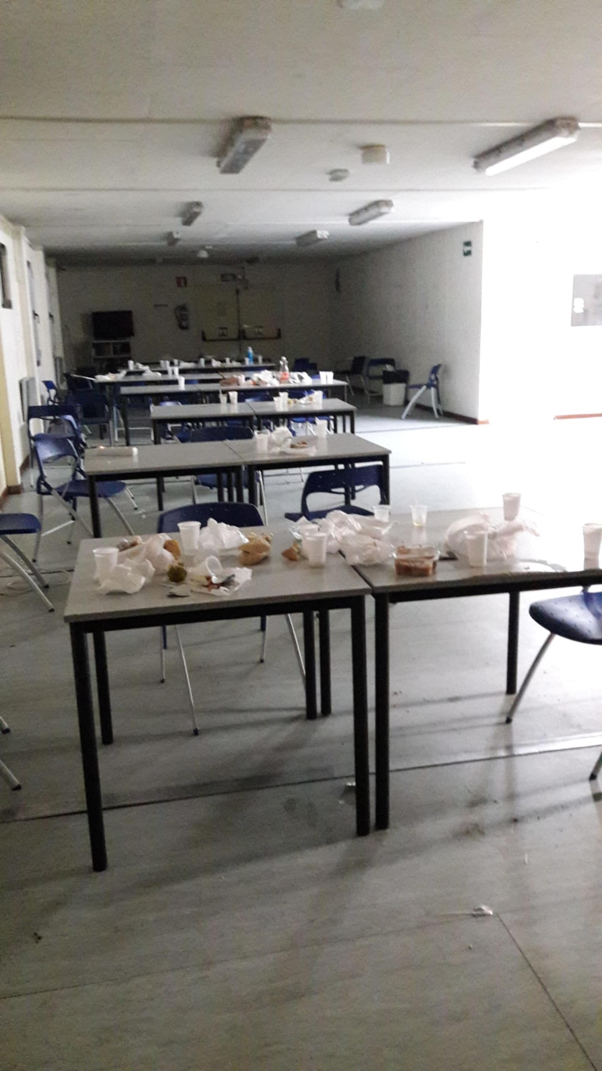 mesas sin limpiar albergue vallecas